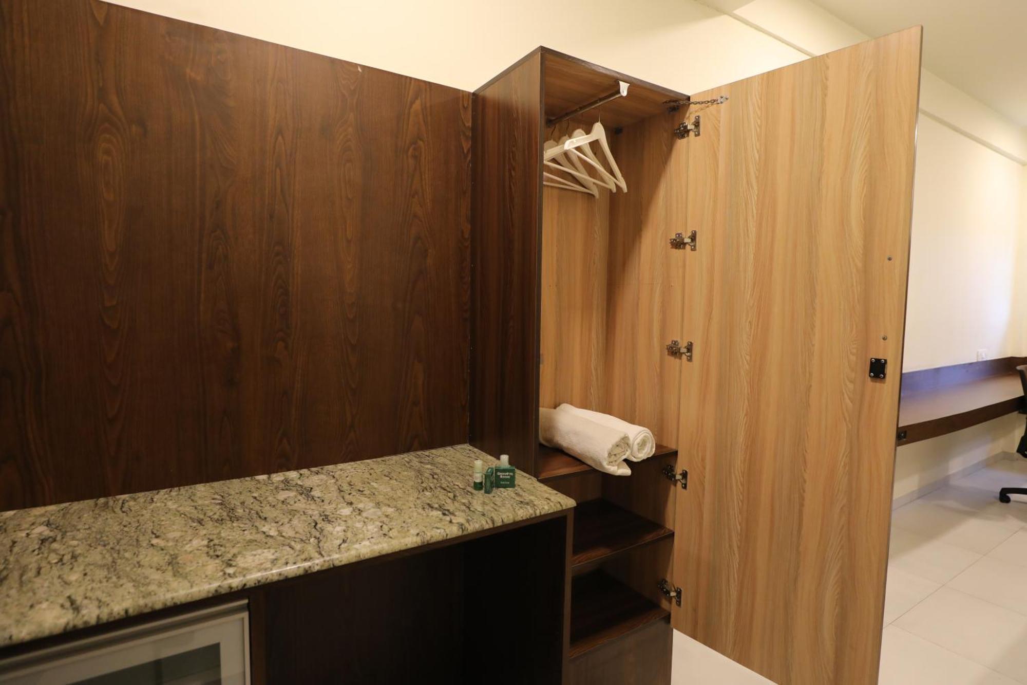 Greenotel Rooms Hazira, Surat Exterior foto