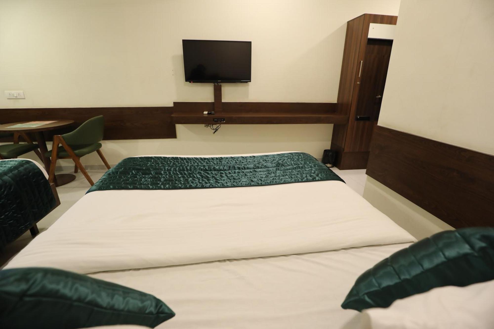 Greenotel Rooms Hazira, Surat Exterior foto